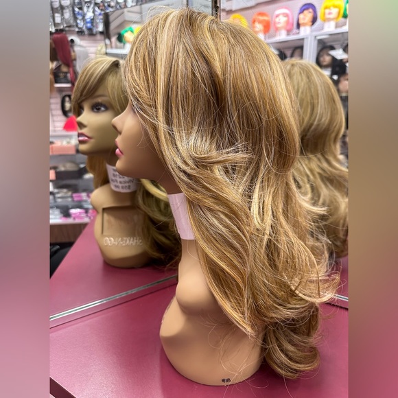 Vivica Fox Silver Wig - Picture 2 of 3